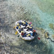 Eine Gruppe Rafter auf dem blauen Wasser des Voidomatis Flusses beim Rafting am Voidomatis Fluss in Zagori mit Via Natura Rafting Zagori.