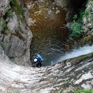 Ein Teilnehmer seilt sich in der Nefeli Schlucht ab beim Canyoning in der Nefeli Schlucht in Zagori mit Via Natura Rafting Zagori.