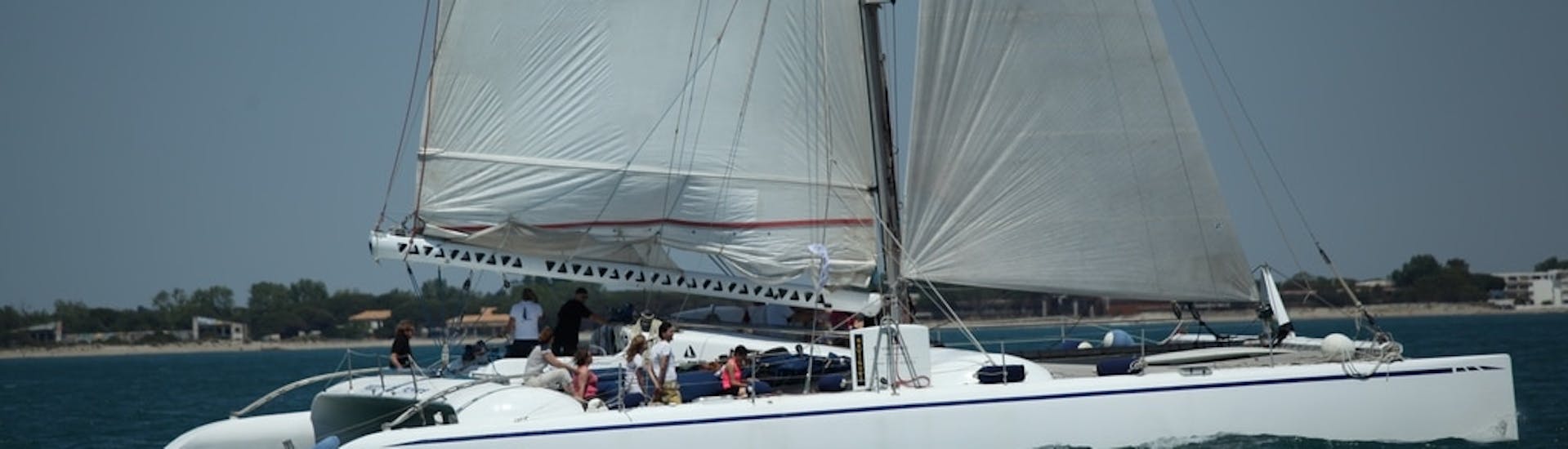 Prise de vue de la journée privé en catamaran au large du Grau-du-Roi.