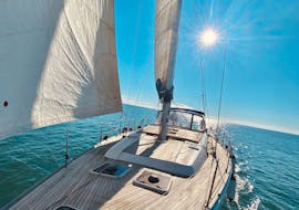 Gita privata in barca a vela a Ponza e Palmarola con aperitivo e snorkeling con Happy Sailing Latina.