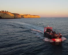 Paseo en Catamaran al atardecer rosado de la línea costera desde Portimão hasta Benagil con Ocean 4  Fun Portimão.