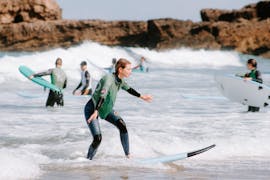 Mensen aan het surfen tijdens Privé Surflessen (vanaf 8 j.) op Praia da Rocha met Future Eco Surf School.