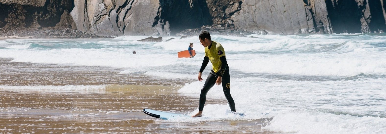 Privater Surfkurs in Portimão (ab 6 J.) für Anfänger.