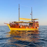 Ein Boot segelt auf das Meer hinaus während der Bootstour ab Vrsar mit Delfinbeobachtung organisiert von Excursions Mikela Vrsar.