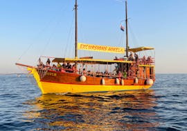 Ein Boot segelt auf das Meer hinaus während der Bootstour ab Vrsar mit Delfinbeobachtung organisiert von Excursions Mikela Vrsar.