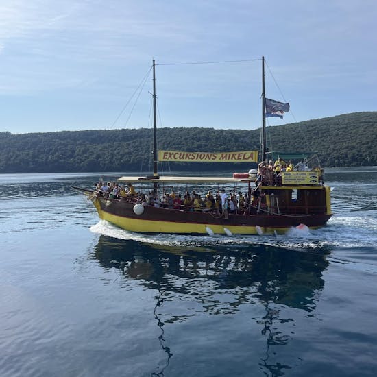 Ein Boot segelt nach Rovinj während der Bootstour von Vrsar zum Lim Fjord & Rovinj mit Badestopps organisiert von Excursions Mikela Vrsar.