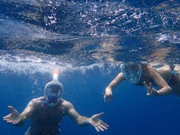 Personnes en train de faire du snorkeling durant leur Balade en bateau de Palavas-les-Flots ou Carnon avec Snorkeling avec Captain Méditerranée.