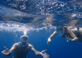 Personnes en train de faire du snorkeling durant leur Balade en bateau de Palavas-les-Flots ou Carnon avec Snorkeling avec Captain Méditerranée.