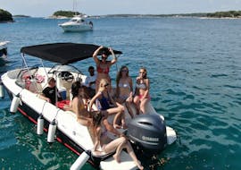Een groep vrienden die relaxen op de boot tijdens de Bootverhuur in Istrië (tot 10 personen) met Istra Speed Boat.