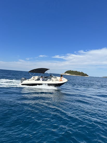 Twee mensen die genieten tijdens de Bootverhuur in Istrië (tot 10 personen) van Istra Speed Boot.