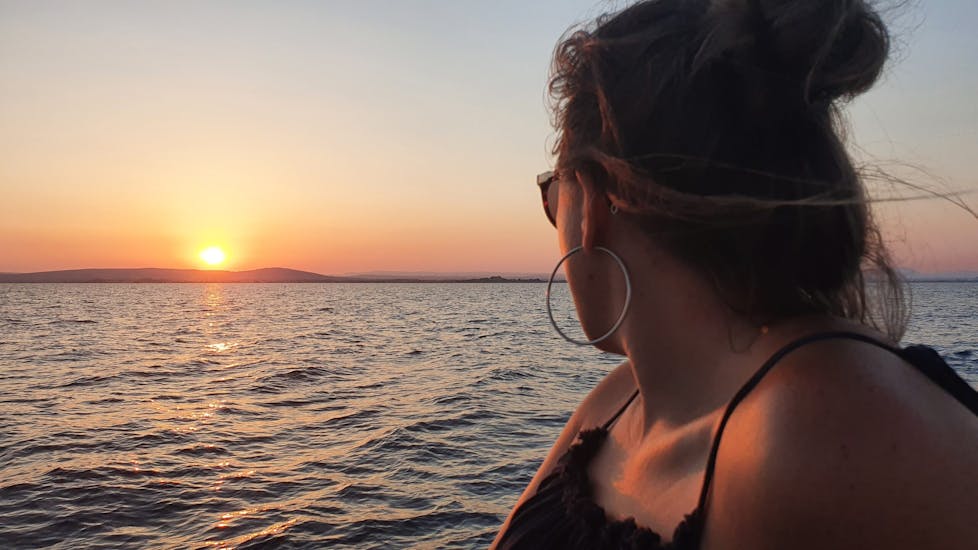 Femme profitant de la vue sur le couche de soleil durant sa Balade en bateau au coucher de soleil de Palavas-les-Flots ou Carnon avec Apéritif avec Captain Méditerrannée.