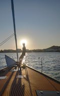 A guest enjoying a sunset Sailboat Trip from Portocolom with Drinks & Tapas from Caribia Sailing Alcúdia.