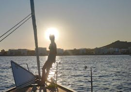 Un pasajero disfrutando de un Paseo en barco de vela al atardecer desde Portocolom con bebidas & tapas con Caribia Sailing Alcúdia.