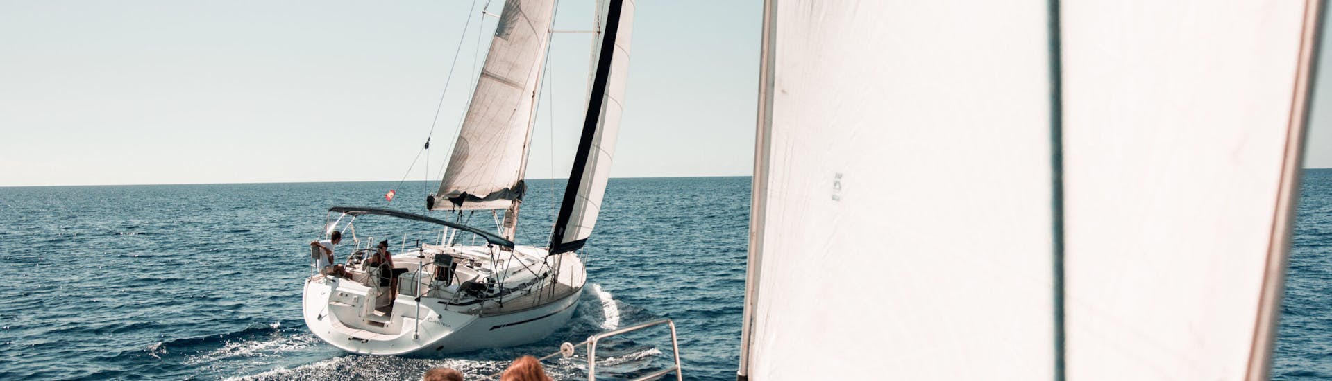 Gita in barca a vela da Portocolom a Cala Ferrera al tramonto.