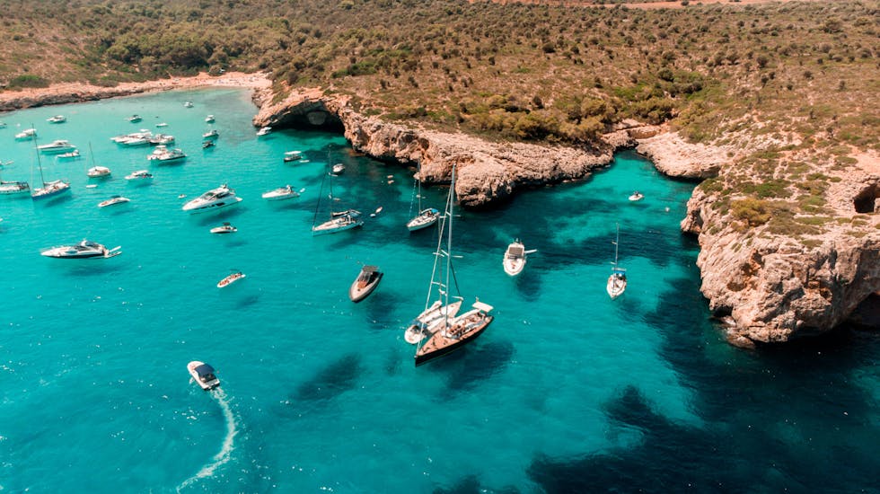 Gita in barca a vela da Portocolom a Cala Varques con bagno in mare e visita turistica.