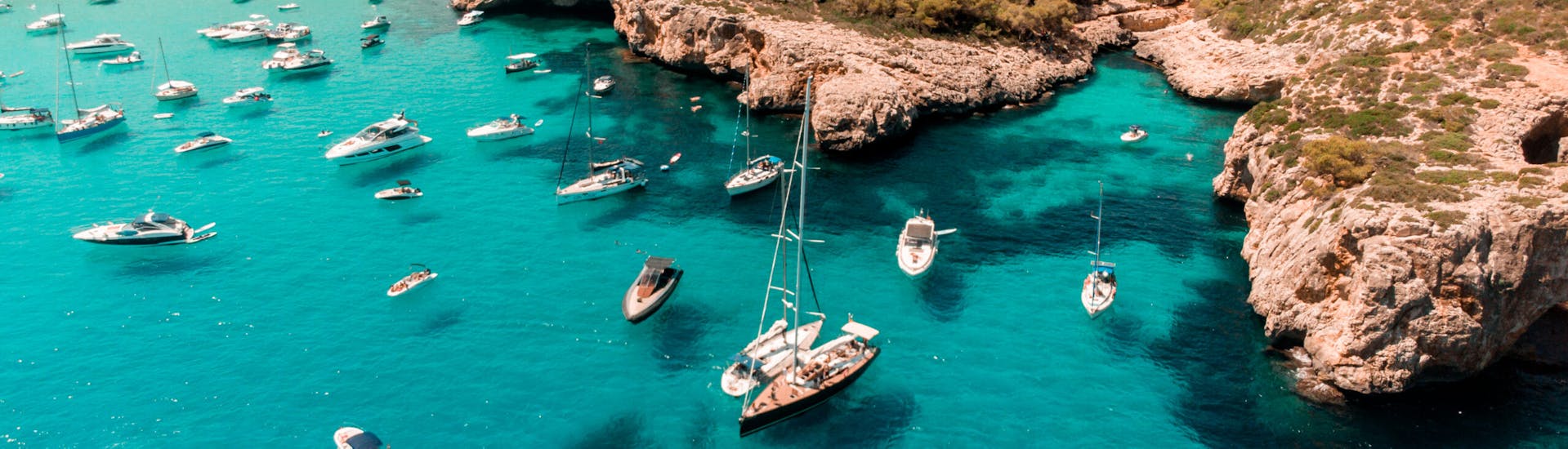 Zeilboottocht van Portocolom naar Cala Varques met zwemmen & toeristische attracties.