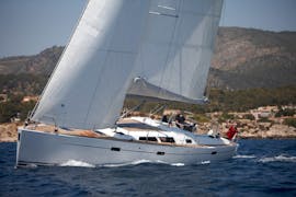 Gita in barca a vela da Portocolom a Cala Varques con bagno in mare e visita turistica con Caribia Sailing Alcúdia.