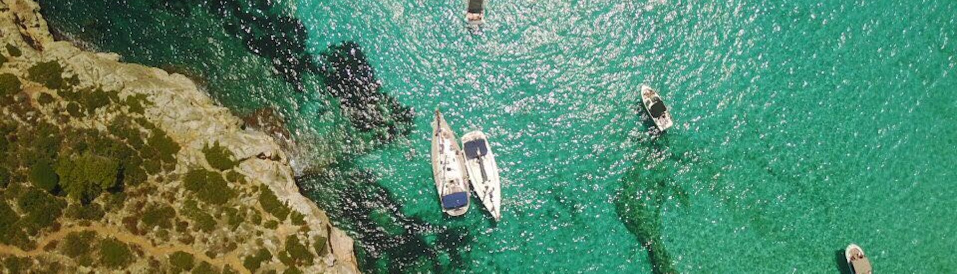 Zeilboottocht van Portocolom naar Cala Varques met zwemmen & toeristische attracties.
