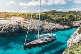 Un pasajero se tira al mar durante un Paseo en velero desde Alcúdia a la costa norte con almuerzo & bebidas con Caribia Sailing Alcúdia.