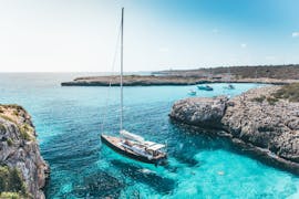 Gita in barca a vela da Port d'Alcúdia a Coll Baix con bagno in mare e visita turistica con Caribia Sailing Alcúdia.
