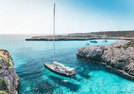 Zeilboottocht van Port d'Alcúdia naar Coll Baix met zwemmen & toeristische attracties met Caribia Sailing Alcúdia.