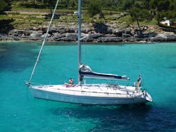 Gita privata in barca a vela da Portocolom a Cala Varques con bagno in mare e visita turistica con Caribia Sailing Alcúdia.