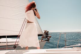 Gita privata in barca a vela da Portocolom a Coll Baix al tramonto con Caribia Sailing Alcúdia.