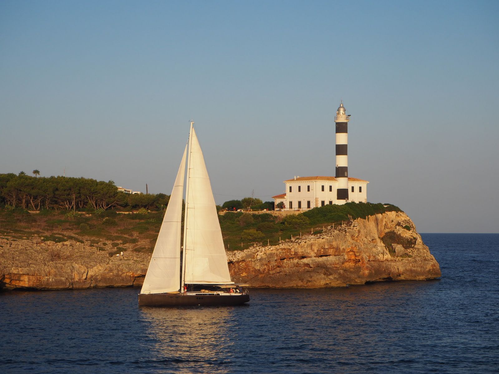 Gita privata in barca a vela da Port d'Alcúdia a Cala Ferrera al tramonto.