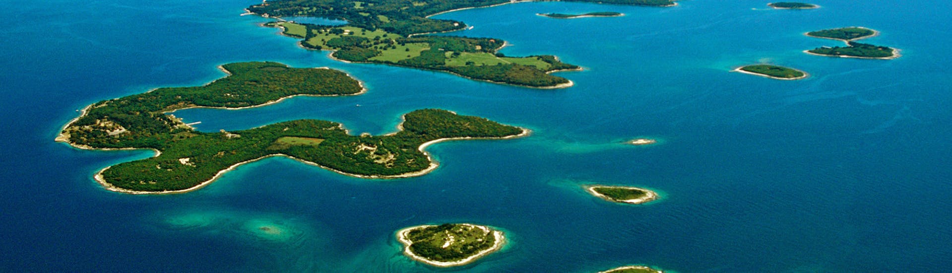 Die Brijuni-Inseln, die Ihr während der Panorama-Bootstour zum Brijuni-Nationalpark.