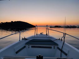 Voorkant van de boot met de zonsondergang tijdens de Privéboottocht bij zonsondergang in Istra met dolfijnen kijken met Istra Speed Boat.