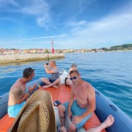 Mensen die van het uitzicht op Rovinj genieten tijdens de Privéboottocht rond de Lim Fjord en Rovinj met zwemmen en snorkelen met Istra Speed Boat.