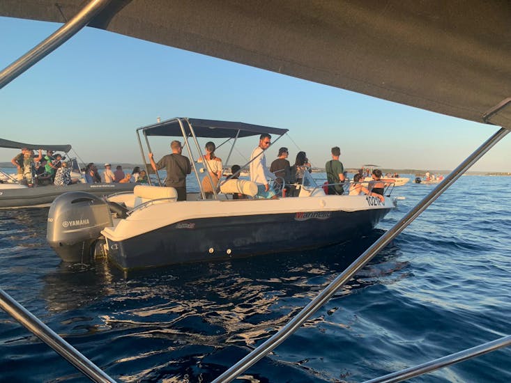 Meerder boten klaar om te vertrekken tijdens de Boat Trip in Istria with Snorkeling and Cliff Jumping van Istra Speed Boat.