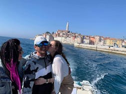 Een familie die geniet van het uitzicht op Rovinj tijdens de Zonsondergang Boottocht van Vrsar naar Rovinj met Istra Speed Boat.