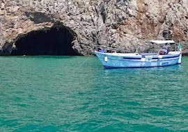 Gita in barca lungo la costa di Gaeta a Sperlonga con soste per nuotare con Gaeta Escursioni.
