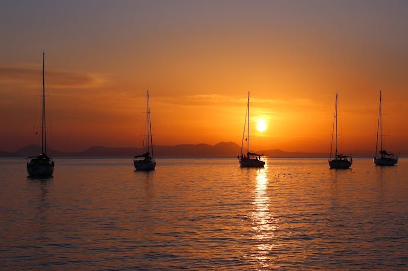 Giro in barca al tramonto lungo la costa di Palermo con aperitivo e snorkeling.