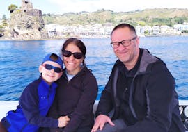 Paseo en barco de Aci Trezza a Isola Lachea  & visita guiada con Arturo Carelli Travel.