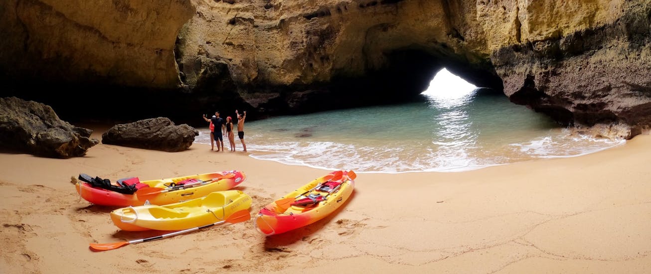 Excursión en kayak de mar por la cueva de Benagil y la Praia da Marinha.