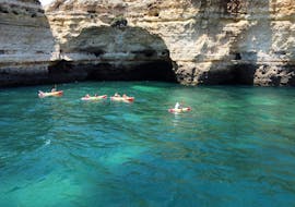 Excursión en kayak de mar por las grutas de Benagil y la Praia da Marinha con Ocean 4  Fun Portimão.