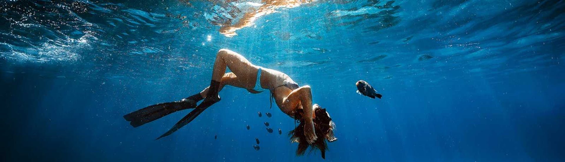 Unterwasseraufnahme einer Frau, die beim Schnorcheln mit WeDive Lagos in Lagos, eine Unterwasserrolle macht.