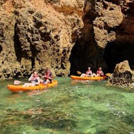 Menschen im Kajak während der Seekajaktour zu den Ponta da Piedade mit Days of Adventure Algarve.