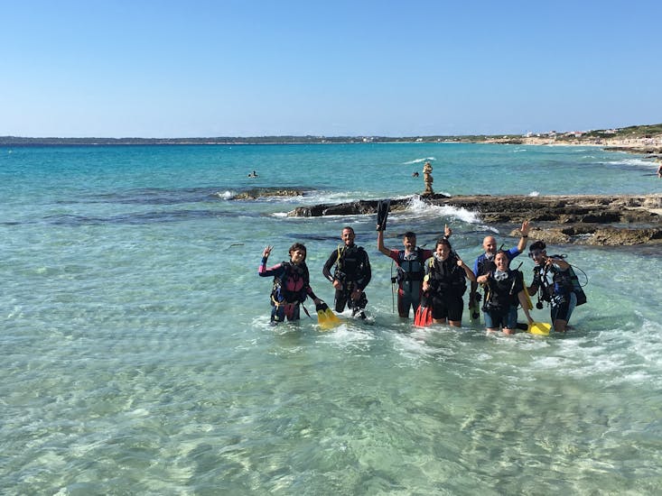 A group in our Trial Scuba Diving in Formentera for Beginners.