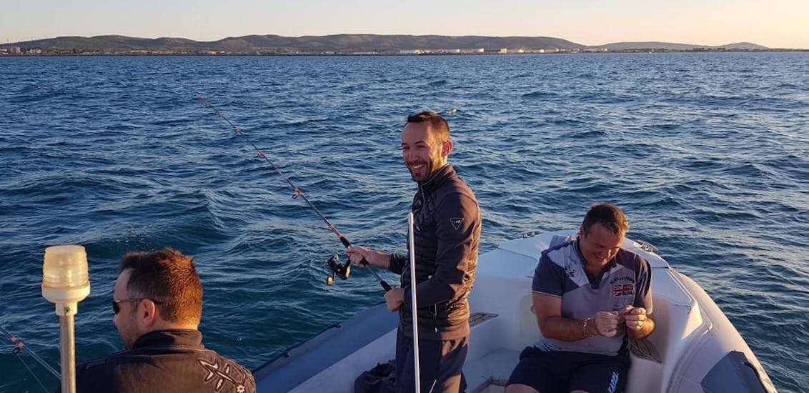 Groupe de personnes s'amusant en pêchant durant leur Balade en bateau semi-rigide de Frontignan avec Expérience de pêche avec Thau Excursions.