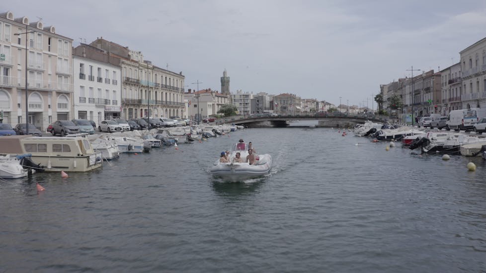 Bateau visitant un port durant la Balade en bateau semi-rigide vers Sète et l'Étang de Thau avec vin et snorkeling.