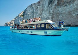 Paseo en barco de Kalamaki a Cuevas Azules Zakynthos con baño en el mar & visita guiada con Happy Days Zante .