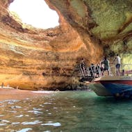 Der Katamaran in der Benagil-Höhle während der Katamarantour zu den Benagil-Höhlen mit Schwimmen mit Days of Adventure Algarve.