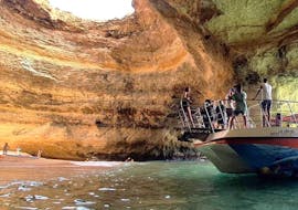 Der Katamaran in der Benagil-Höhle während der Katamarantour zu den Benagil-Höhlen mit Schwimmen mit Days of Adventure Algarve.