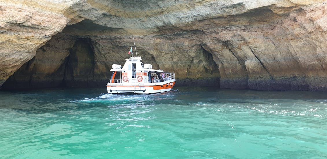 Der Katamaran in einer Höhle während der Katamarantour zu den Benagil-Höhlen mit Schwimmen.