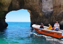Menschen auf dem kleinen Boot während der Private Bootstour zu den Höhlen von Ponta da Piedade mit Days of Adventure Algarve.
