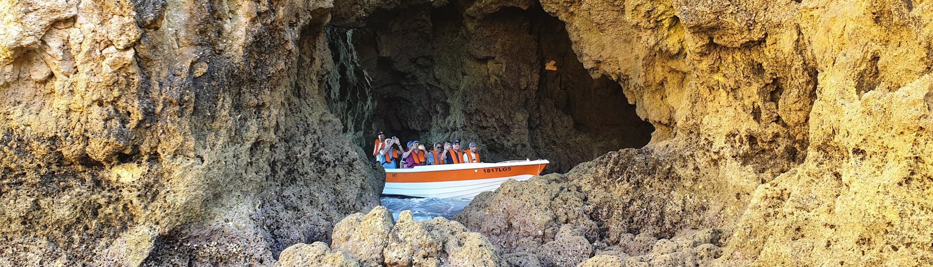 Das kleine Boot in einer Höhle während der Private Bootstour zu den Höhlen von Ponta da Piedade.