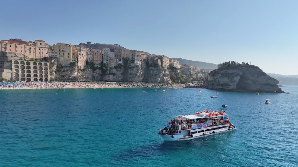Giro in barca lungo la Costa degli Dei da Tropea con aperitivo.